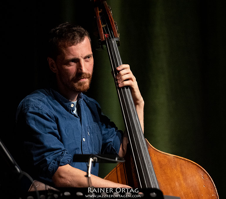 Phil Donkin mit dem Shai Maestro Trio beim Jazzfestival Esslinge 2021