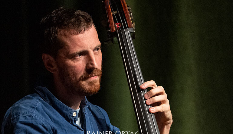 Phil Donkin mit dem Shai Maestro Trio beim Jazzfestival Esslingen 2021