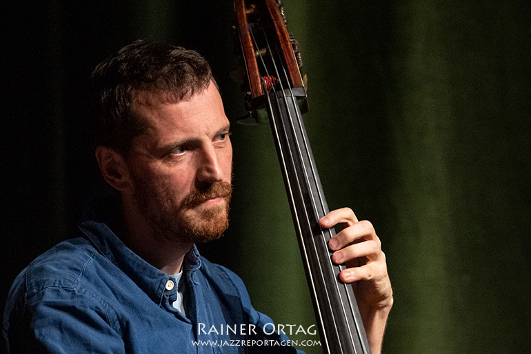 Phil Donkin mit dem Shai Maestro Trio beim Jazzfestival Esslinge 2021