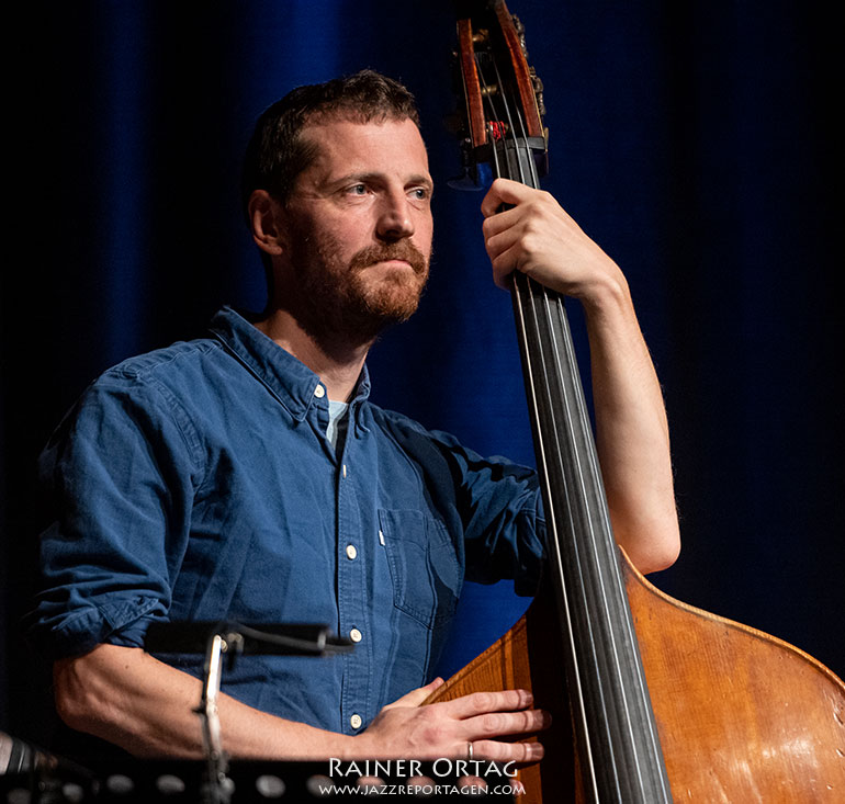 Phil Donkin mit dem Shai Maestro Trio beim Jazzfestival Esslinge 2021