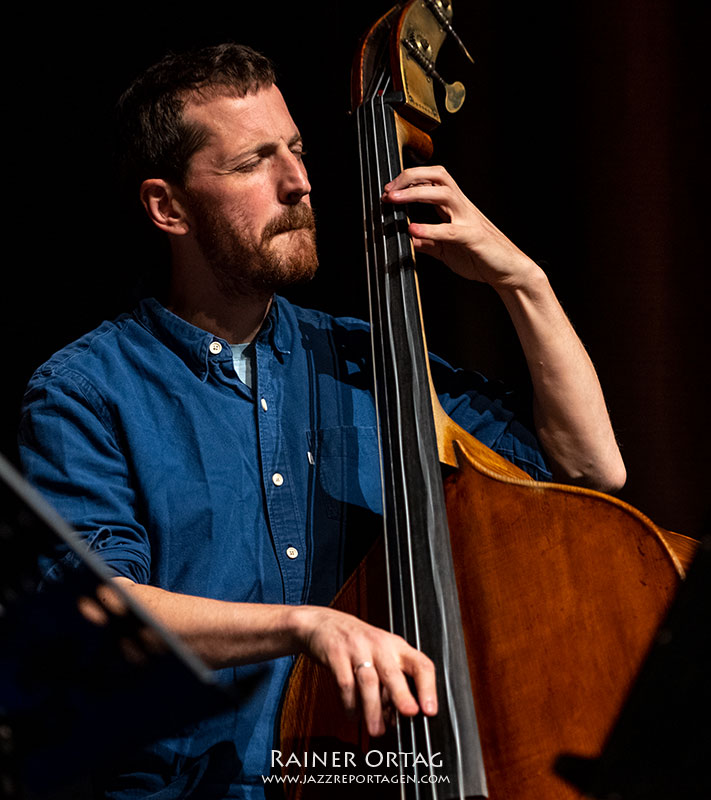 Phil Donkin mit dem Shai Maestro Trio beim Jazzfestival Esslinge 2021