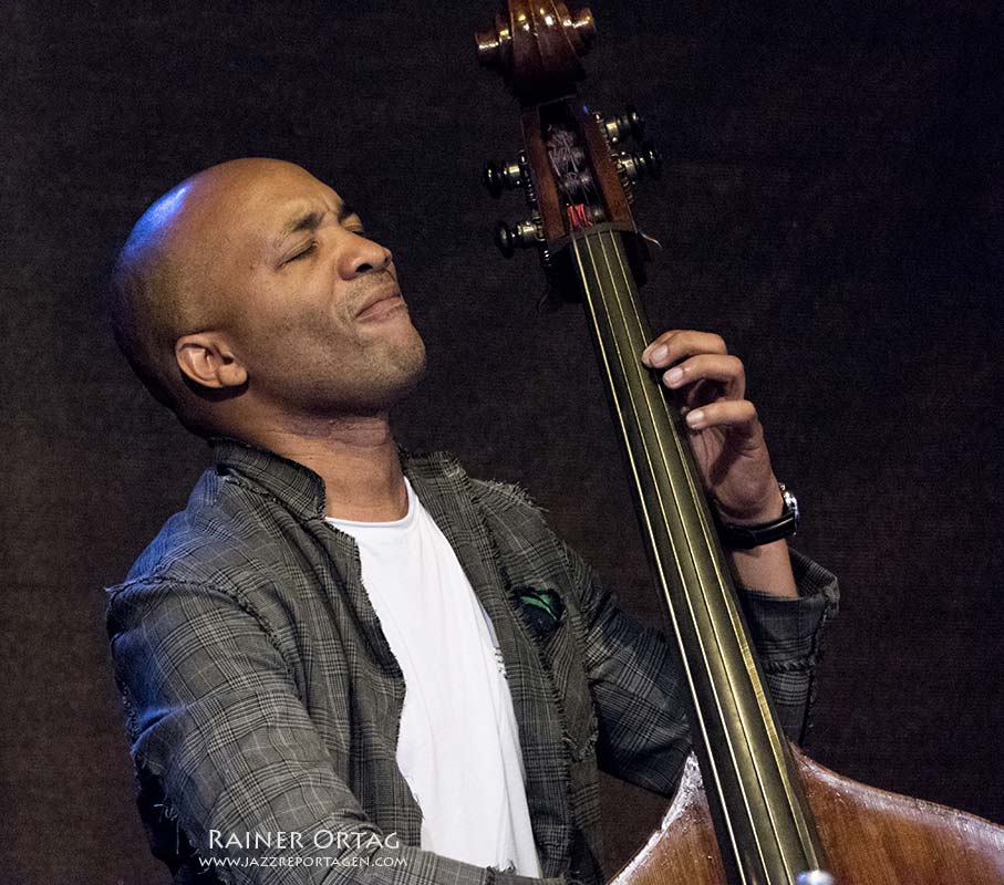 Reuben Rogers mit dem Charles Lloyd New Quartet auf der Waldbühne Sudhaus Tübingen 2016