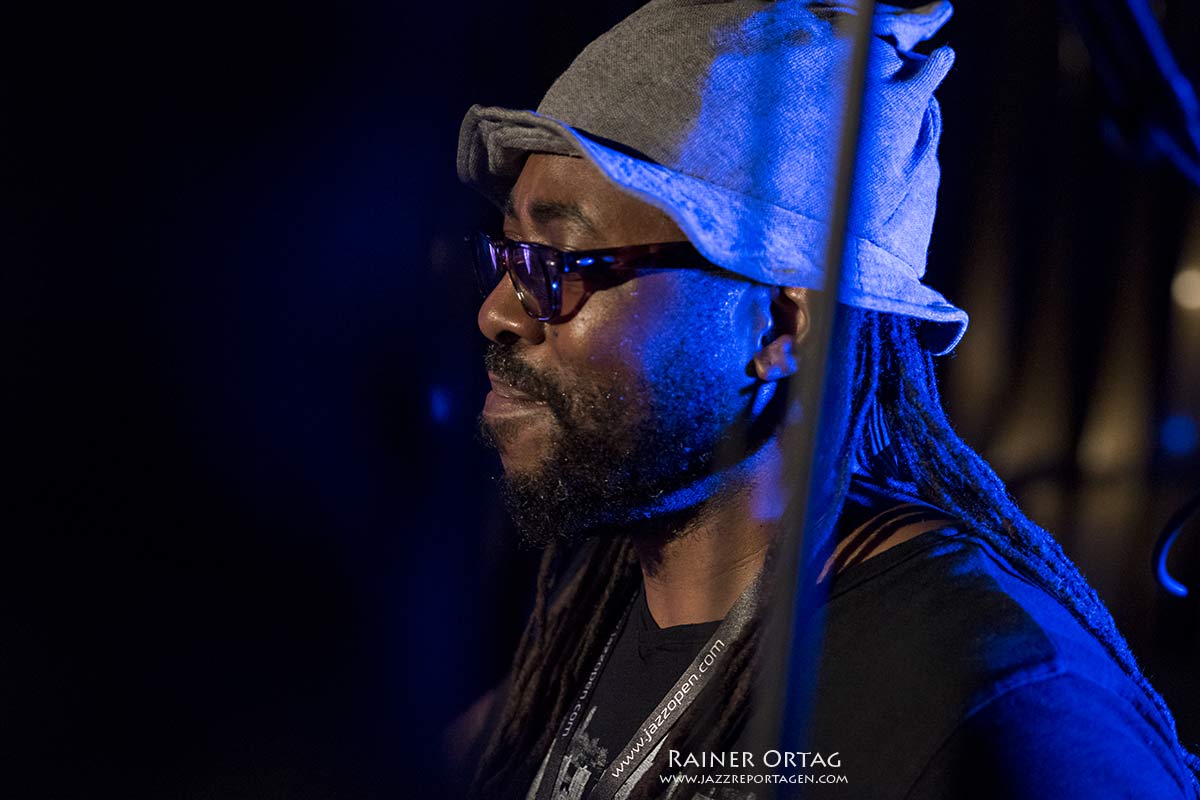 Robert Sput Searight mit Ghost Note bei der jazzopen Stuttgart 2019 im Jazzclub Bix