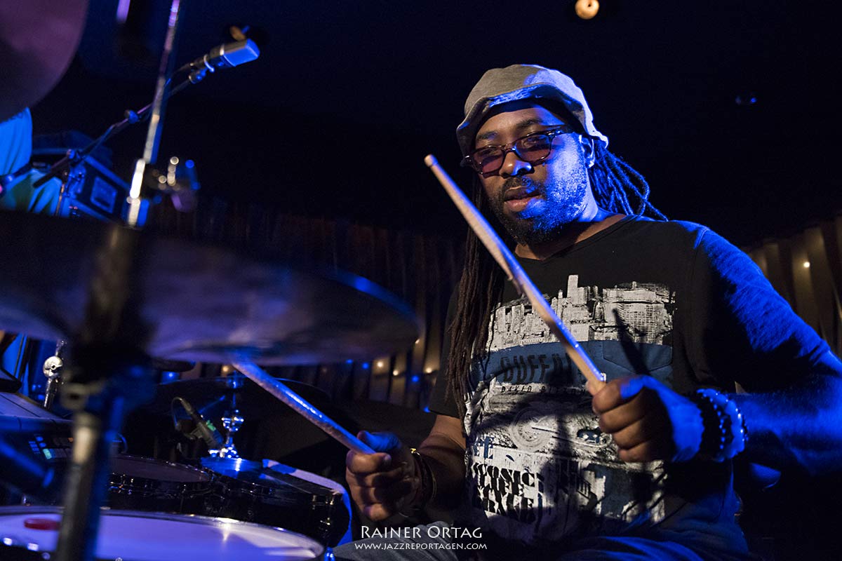 Robert Sput Searight mit Ghost Note bei der jazzopen Stuttgart 2019 im Jazzclub Bix