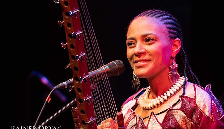 Sona Jobarteh & Band bei den Internationalen Theaterhaus Jazztagen 2022