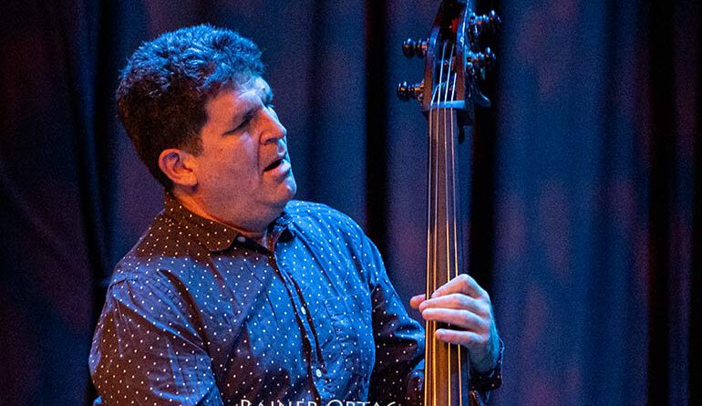 Tony Scherr mit dem Bill Frisell Trio im Sudhaus Tübingen 2022