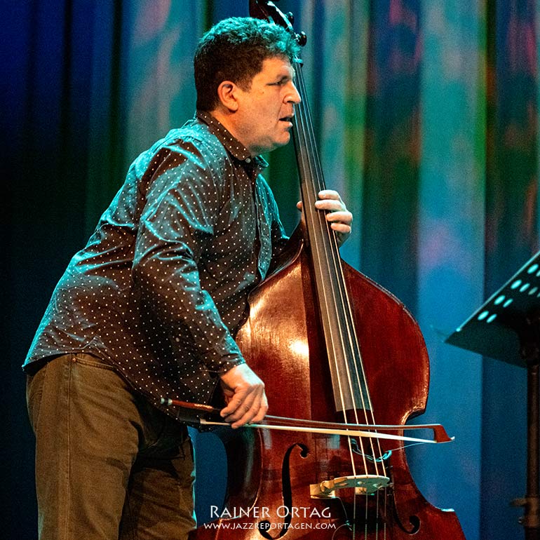 Tony Scherr mit dem Bill Frisell Trio im Sudhaus Tübingen 2022