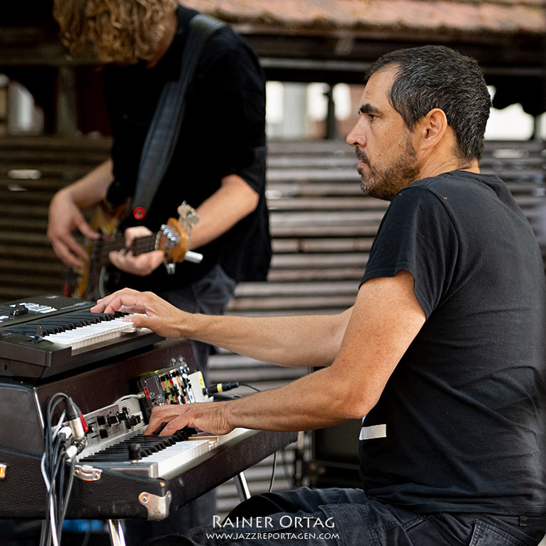 Ulf Kleiner mit Fola Dada & Joo Kraus beim Open Air der Liquid Kelter Tübingen 2021