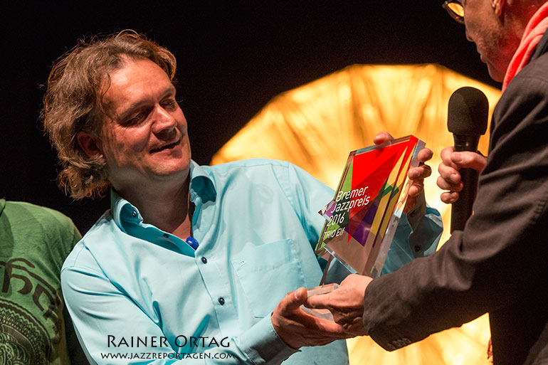 Walter Lang mit dem Trio ELF bekommen den Bremer Jazzpreis 2016 bei der jazzahead! überreicht