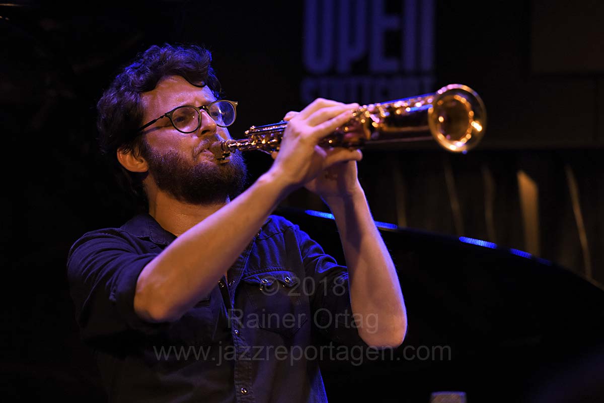 Omer Avital bei den jazzopen Stuttgart 2018 im Jazzclub Bix